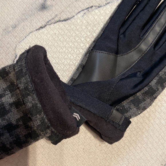 Womens Isotoner lined tech gloves! Beautiful Black/Gray Check🔥Like New🔥MED/LG - Picture 4 of 9